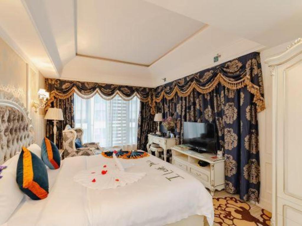 Chengdu French Theme Gold Palace Exterior photo
